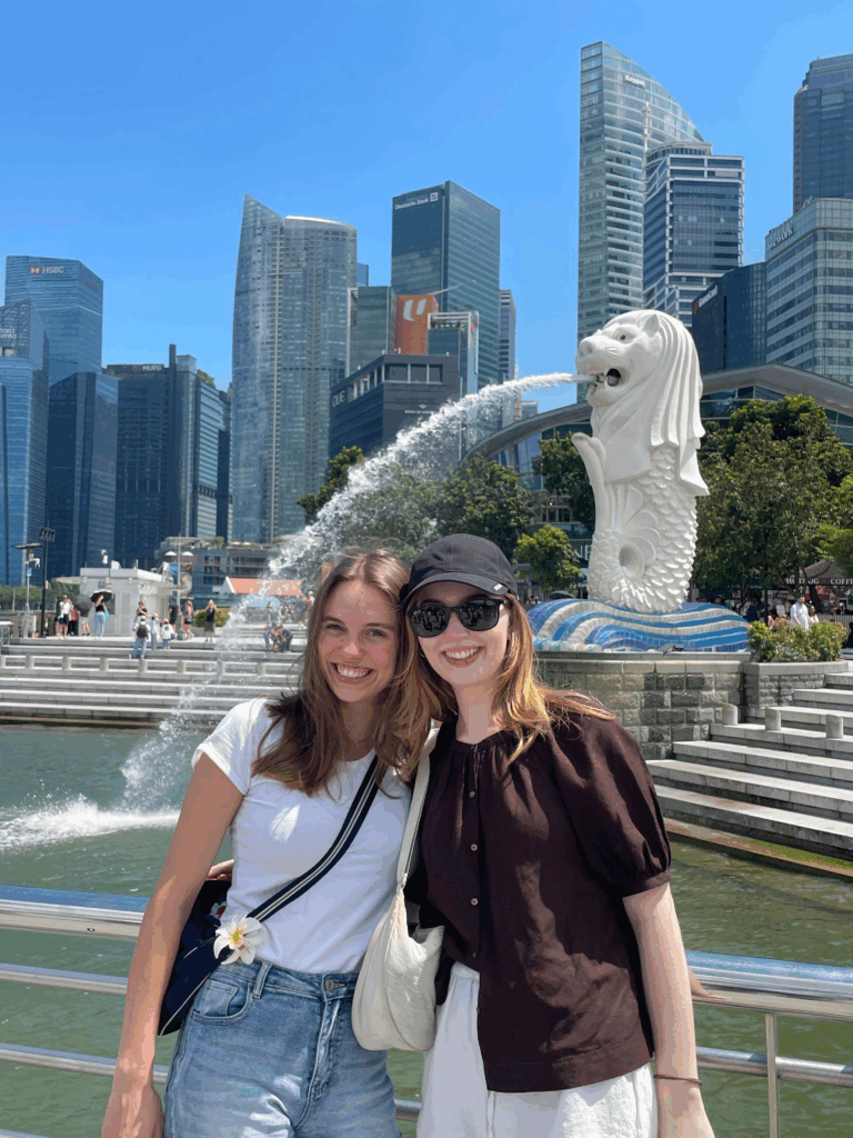 Anna links; mit Blick auf das Wahrzeichen Singapurs "Merlion" und dem Central Business District