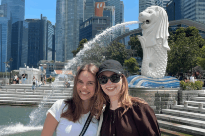 Anna links; mit Blick auf das Wahrzeichen Singapurs "Merlion" und dem Central Business District